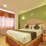 Oyo 10068 Hotel Rathna