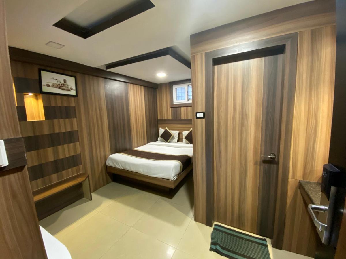Hotel Adarsh International Ooty
