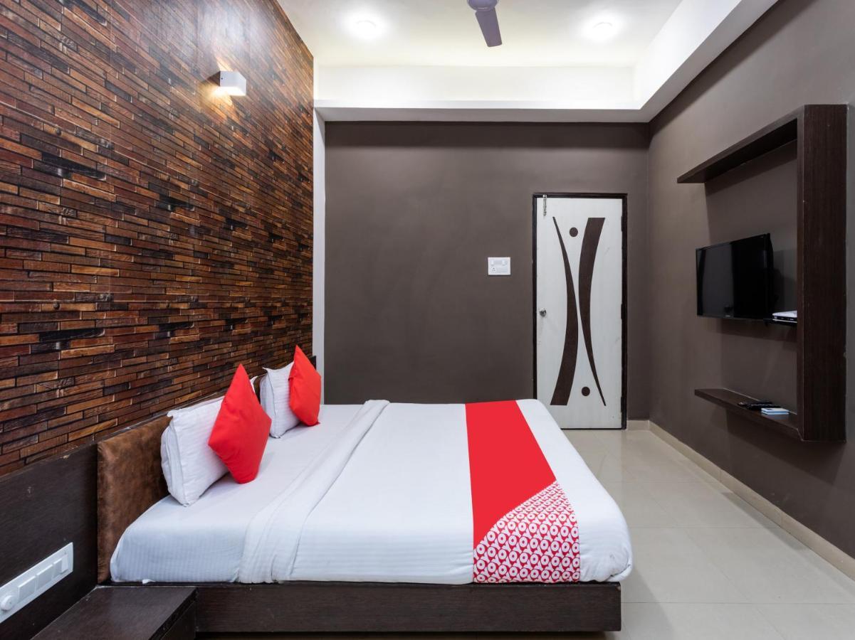 Oyo 72317 C S Grand Palace 3*