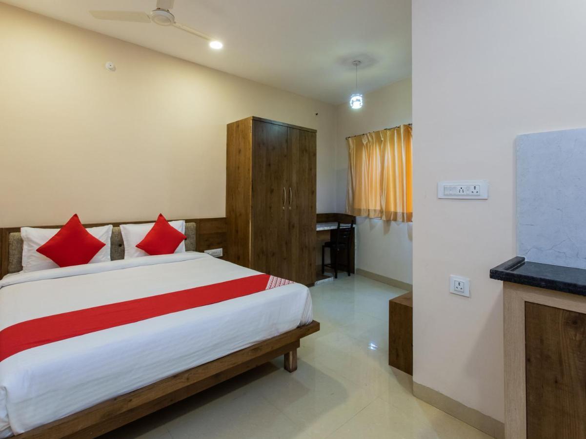 Oyo 72317 C S Grand Palace 3*
