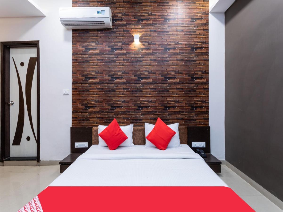 Oyo 72317 C S Grand Palace 3*