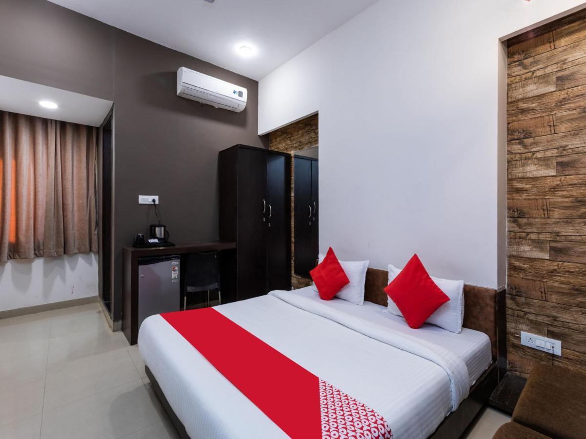 Oyo 72317 C S Grand Palace 3*