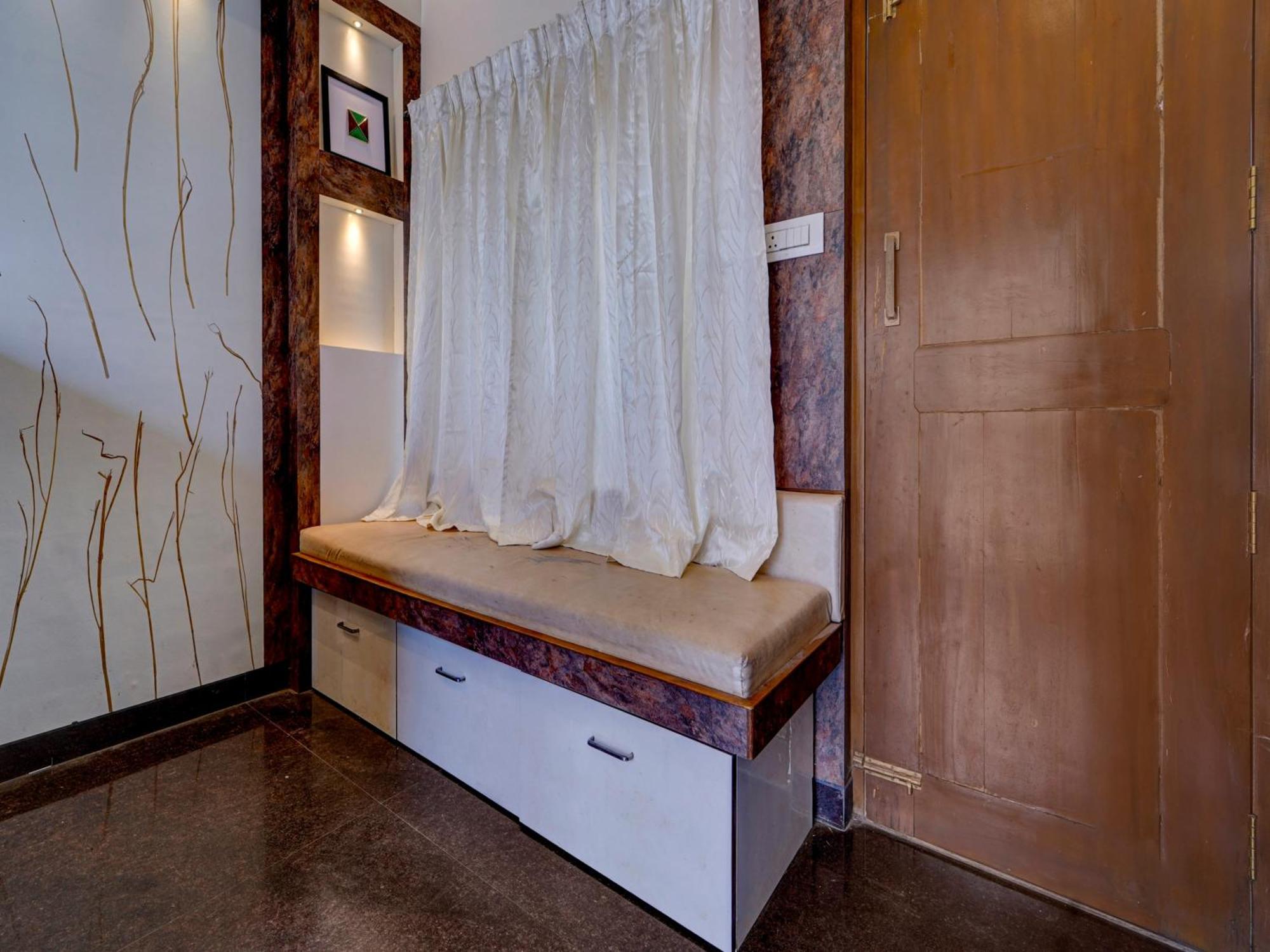 Hotel Super Collection O G Silver Srj Thaneesh Residency