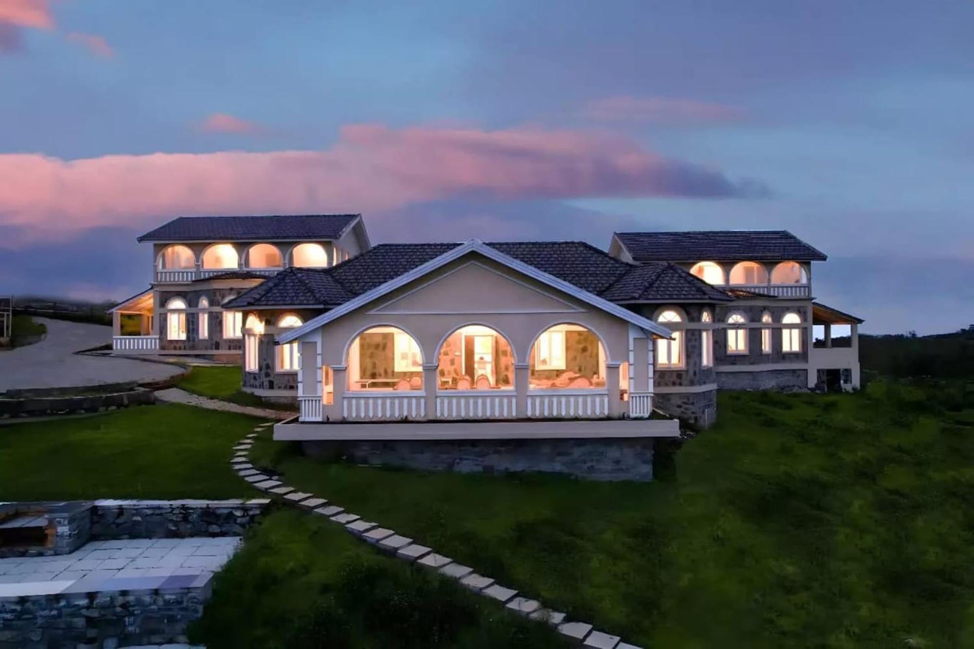 Emerald By Voye Homes , Italian Luxury Near Emerald Homestay *