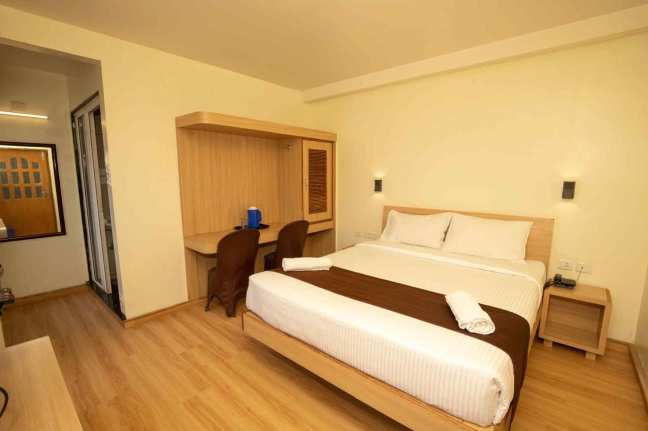 Lazo Silver , Hotel