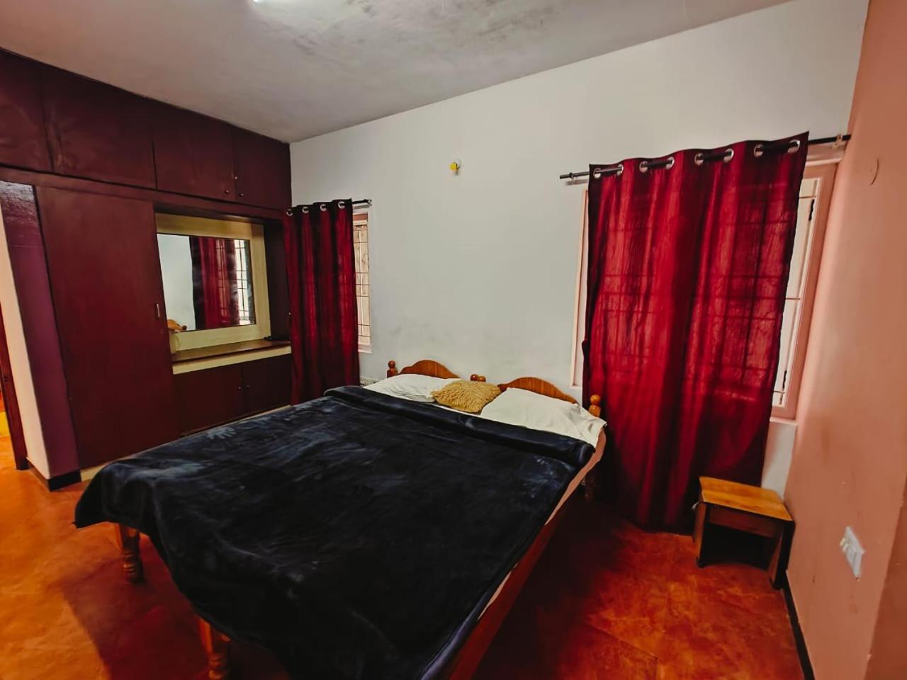 Hilldown Lodge *