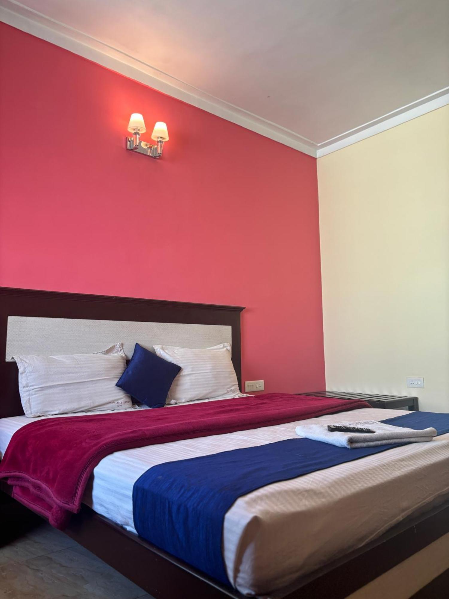 Golden Larch Comfort Hotel *