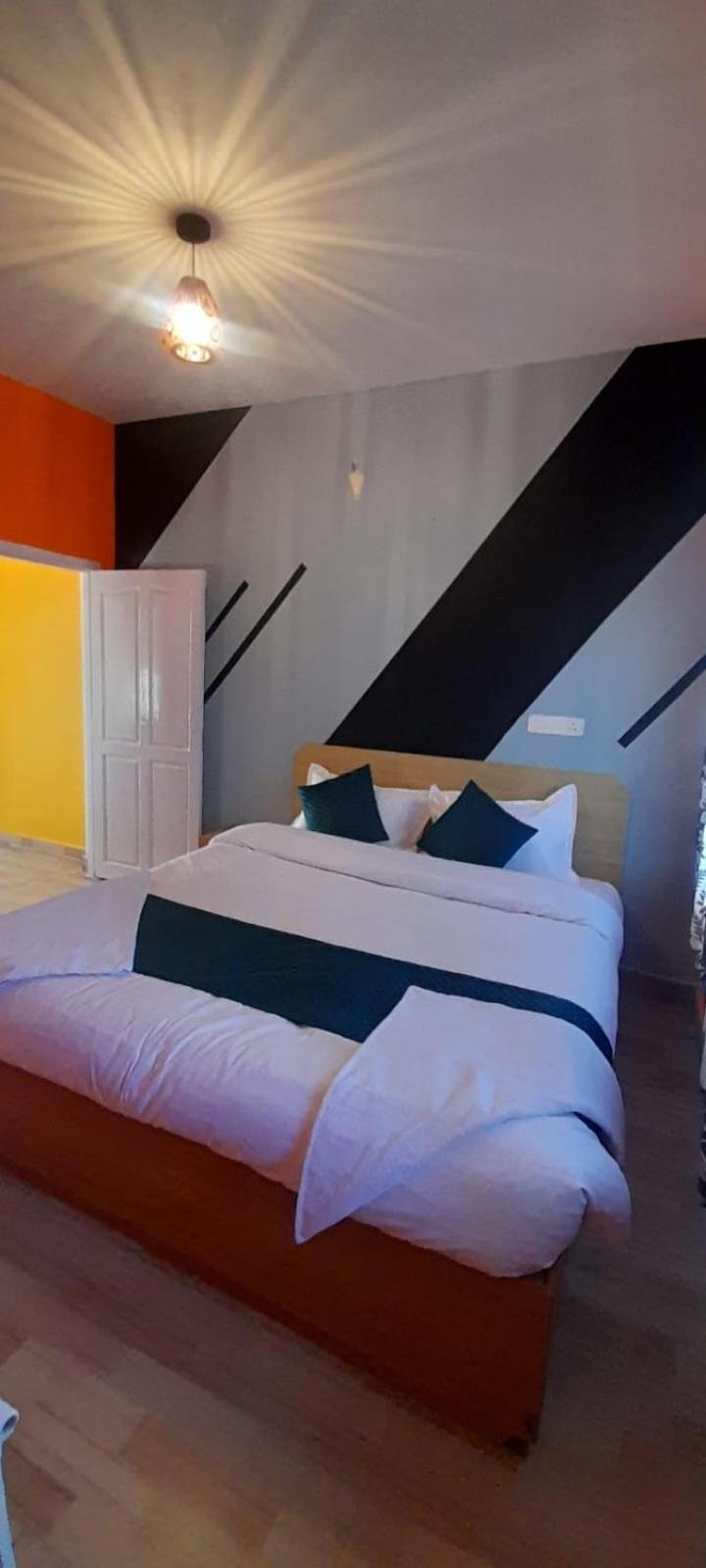 Retro Radiance Aparthotel *