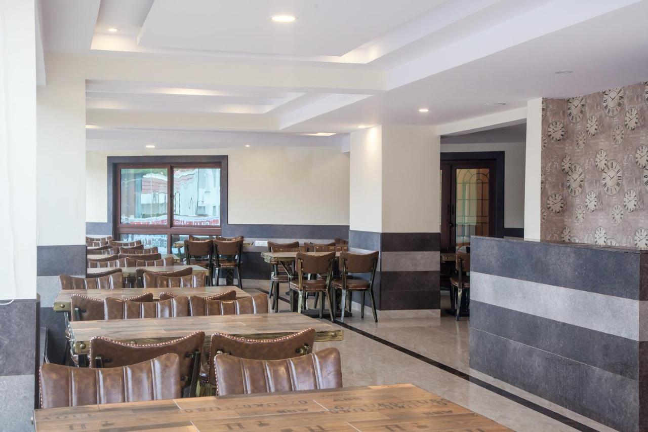 Hotel Oyo 16773 Hillcrest Metro 3*