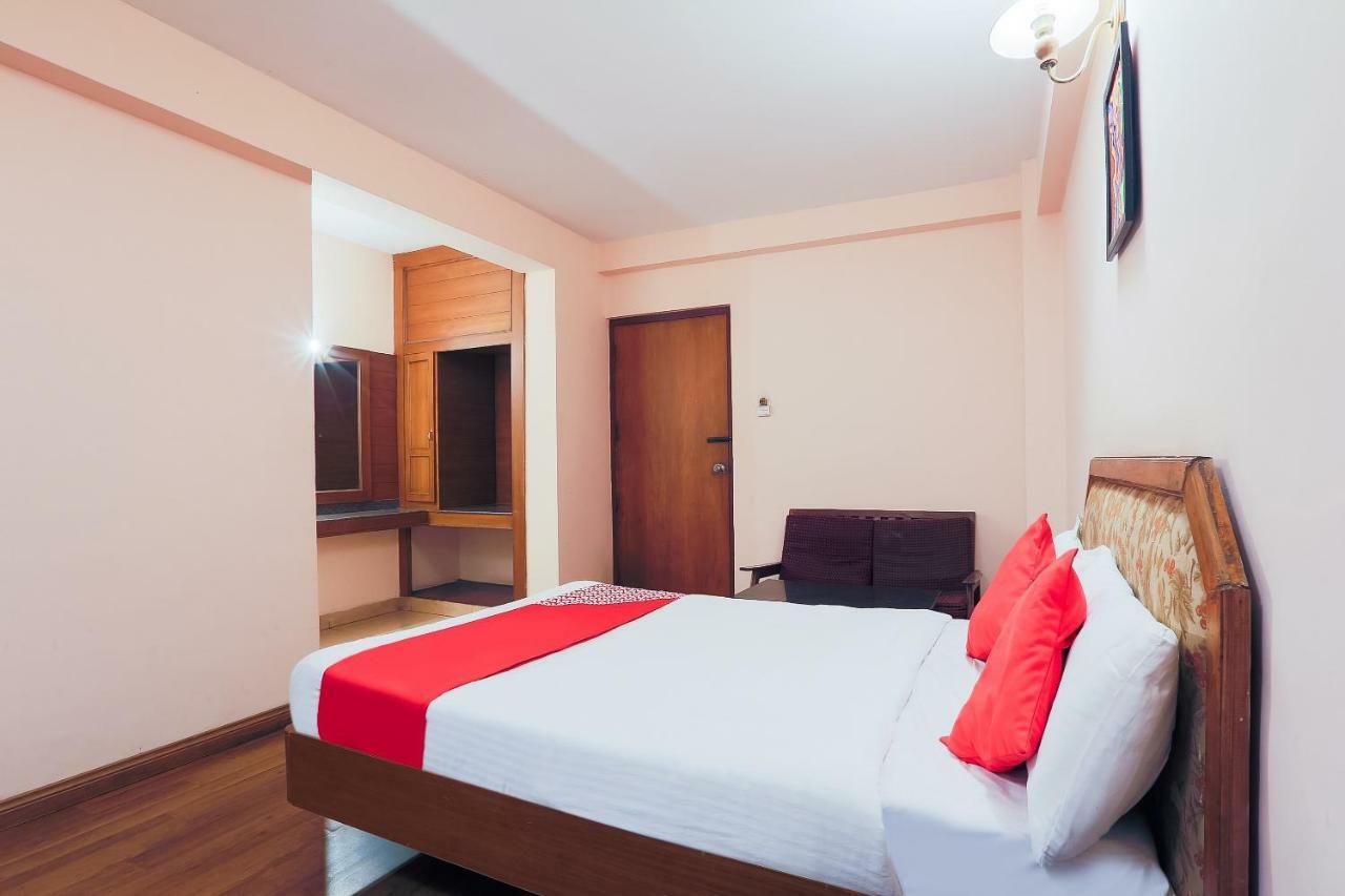 Oyo 48910 Blue Bird Deluxe Hotel 3*