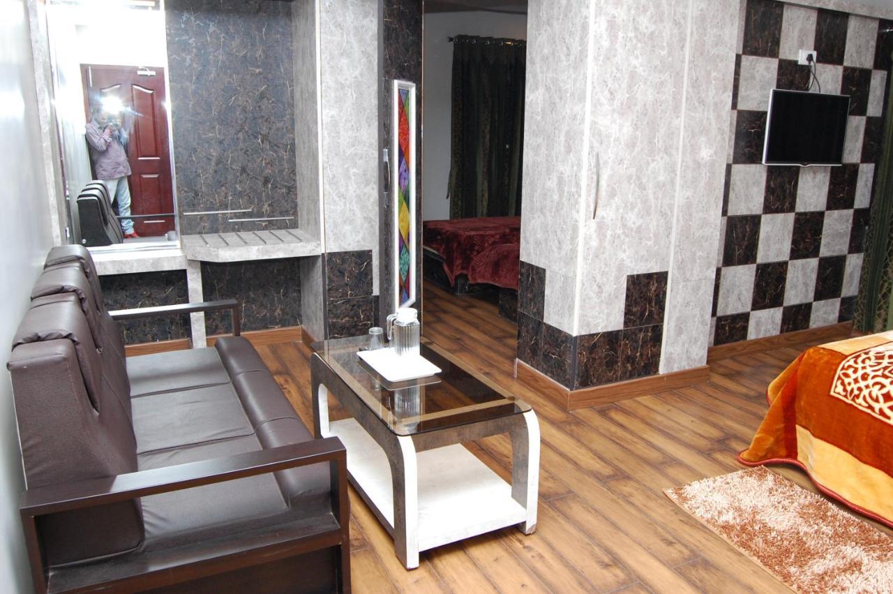 Sarkarpalace 3*