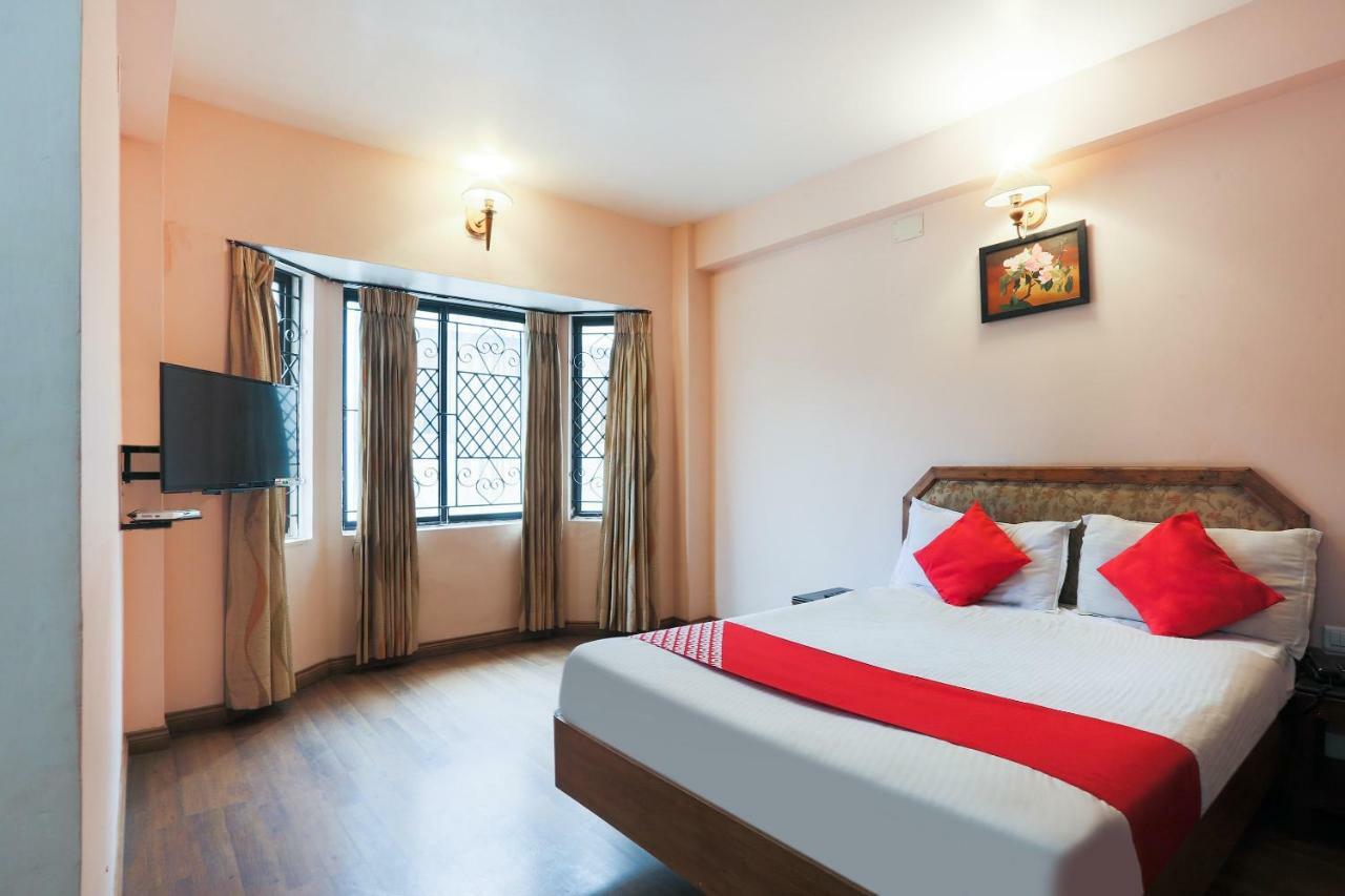 Oyo 48910 Blue Bird Deluxe Hotel